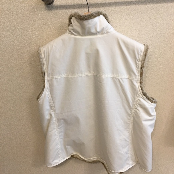 GAP Reversible Faux Fur Vest - Picture 3 of 5